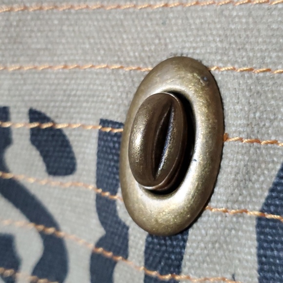 William Rast canvas bag with shoulder strap. - Picture 14 of 17